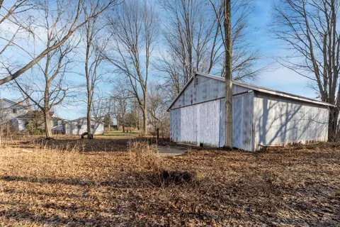 Exterior - 54516 Silver St, Mendon, MI 49072 photo 6 of 8