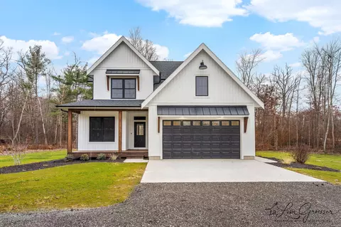 10048 Barberry Ln, Howard City, MI 49329