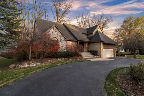 6057 Beachwood Dr, West Bloomfield, MI 48324