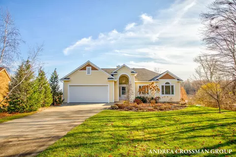 3001 Newport Dr, Fennville, MI 49408