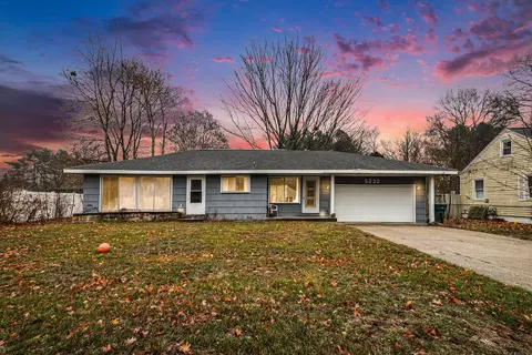5230 Wickham Dr, Norton Shores, MI 49441