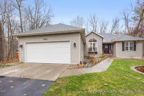 10533 Scenic Pines Ct NE, Rockford, MI 49341