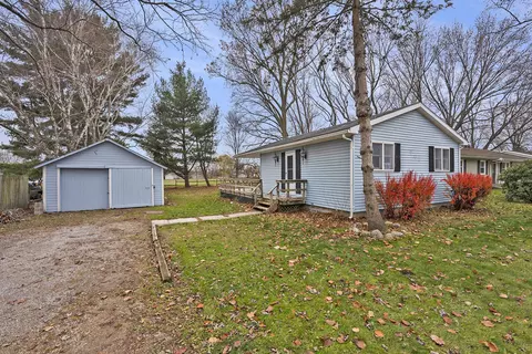 Exterior - 902 Millard St, Three Rivers, MI 49093 photo 3 of 4