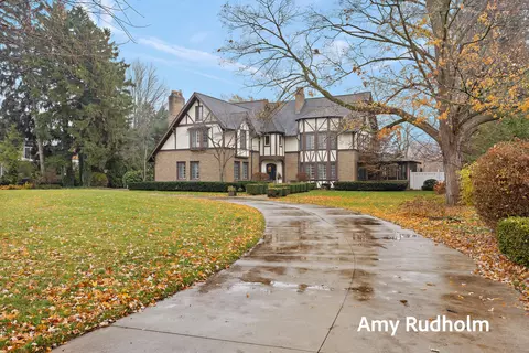 522 E River St, Spring Lake, MI 49456