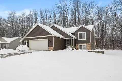 518 Foxmoor Dr, Plainwell, MI 49080