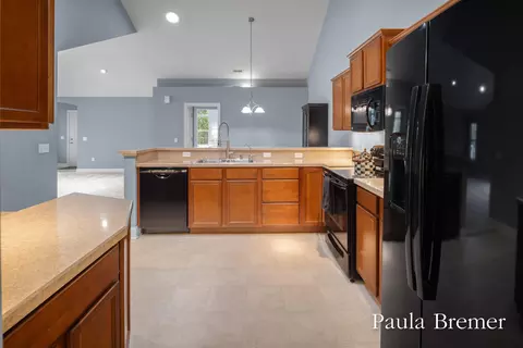 Kitchen - 856 Bridge Crest Dr SE, Ada, MI 49301 photo 4 of 5
