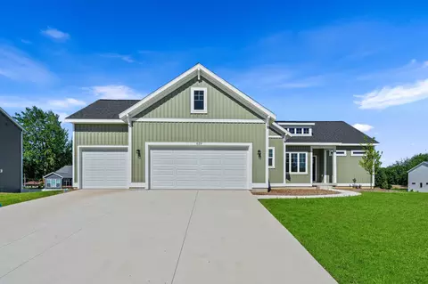 659 Waterford Village Dr NW, Grand Rapids, MI 49534