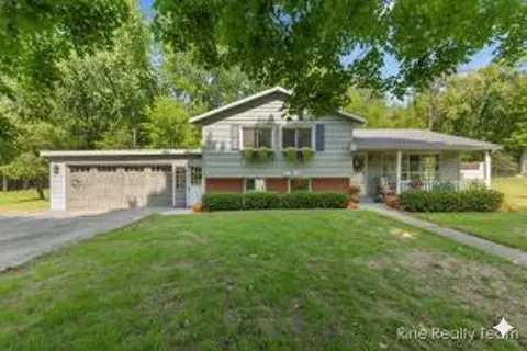 33250 Bernice Ave, Paw Paw, MI 49079