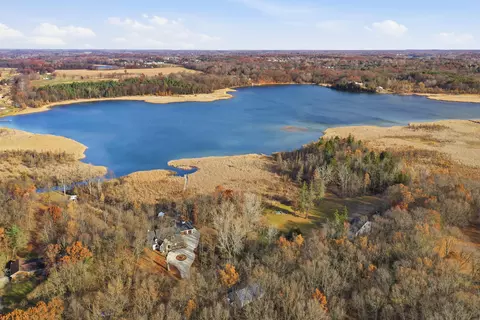 8035 Hidden Shores Dr, Fenton, MI 48430