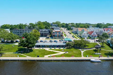 218 S Harbor Dr #202, Grand Haven, MI 49417