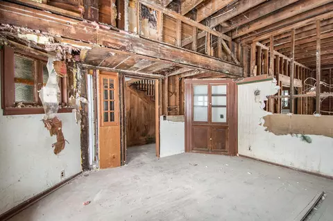 Entry Way - 542 A St, Jackson, MI 49201 photo 6 of 10
