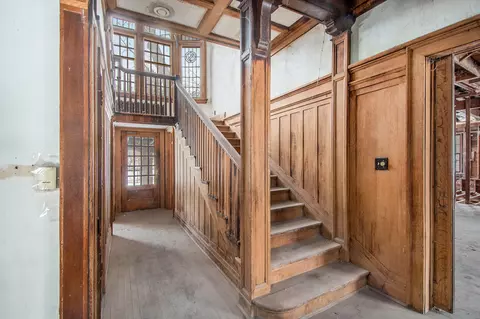 Entry Way - 542 A St, Jackson, MI 49201 photo 2 of 10