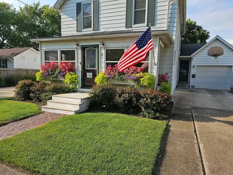 9 E Beech St, Three Oaks, MI 49128