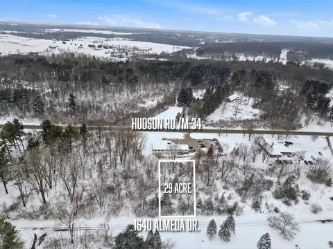 1640 Almeda Dr, Hillsdale, MI 49242