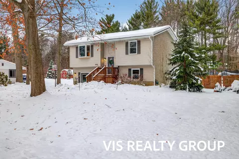 19210 Glendale Cir, Spring Lake, MI 49456
