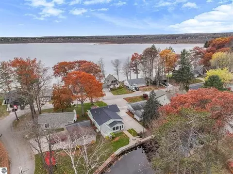 224 W Lake Dr, Cadillac, MI 49601