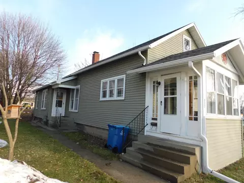 332 3rd St, Manistee, MI 49660