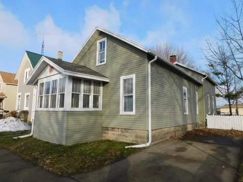 332 3rd St, Manistee, MI 49660