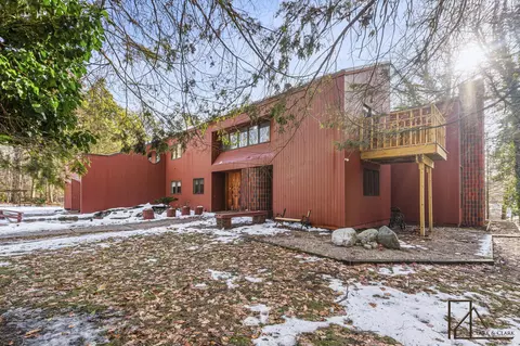 3920 Braeburn Dr, Norton Shores, MI 49441