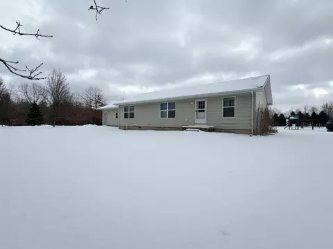 3500 Northkent Pine Dr, Kent City, MI 49330