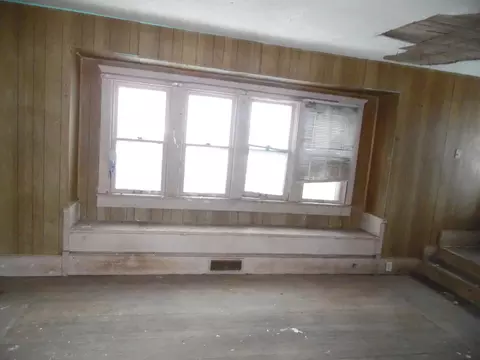 Living - 112 Lincoln Ct, Jackson, MI 49203 photo 2 of 2