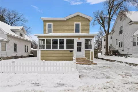 1037 Washington Ave, Grand Haven, MI 49417
