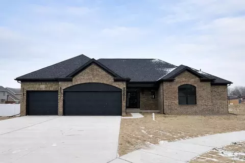 26069 Pennington Ct, Brownstown, MI 48134