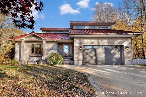 1020 Brookway Ct, Norton Shores, MI 49441