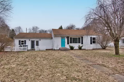 903 N Detroit St, Buchanan, MI 49107