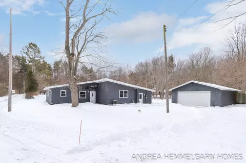1996 W 32nd St, Holland, MI 49423