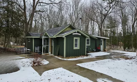 1130 E Park St, Pentwater, MI 49449
