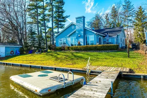 51479 Summit St, Paw Paw, MI 49079