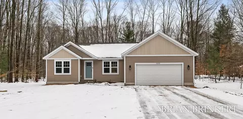5233 W Lakewood Rd, Whitehall, MI 49461