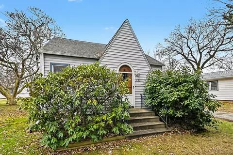 735 Royal Dr, Jackson, MI 49202
