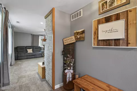 Entry Way - 5900 Benton Rd, Jackson, MI 49201 photo 2 of 5