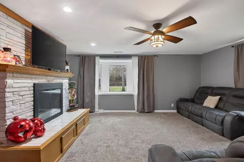Living - 5900 Benton Rd, Jackson, MI 49201 photo 3 of 5