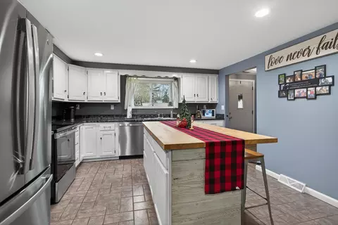 Kitchen - 5900 Benton Rd, Jackson, MI 49201 photo 2 of 3