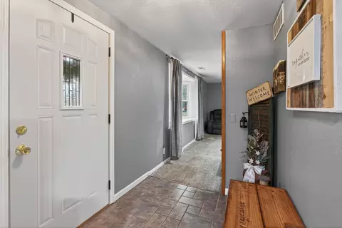 Entry Way - 5900 Benton Rd, Jackson, MI 49201 photo 1 of 5