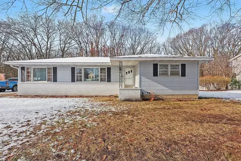 833 Winslow Ct, Norton Shores, MI 49441
