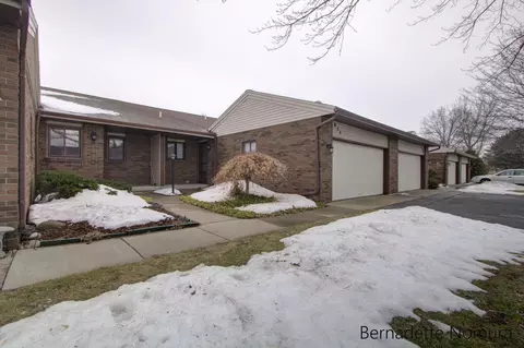 854 Amberwood W Dr SW, Byron Center, MI 49315