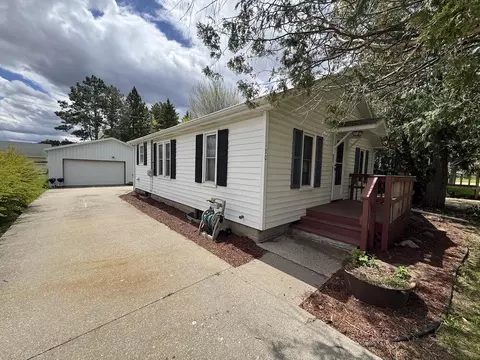 190 E Spruce St, Harrison, MI 48625