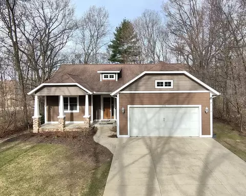 6288 Hawthorne Ct, Saugatuck, MI 49453
