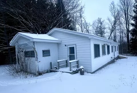 1735 Michigan 33, Comins, MI 48619