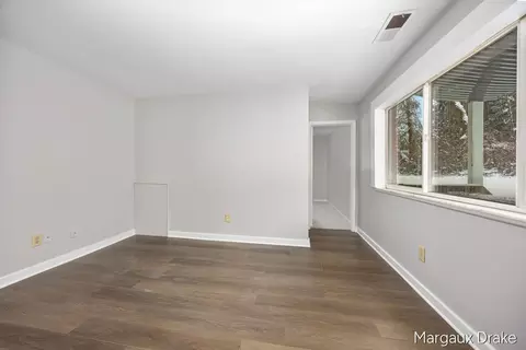 6716 Cascade Rd SE #37, Grand Rapids, MI 49546