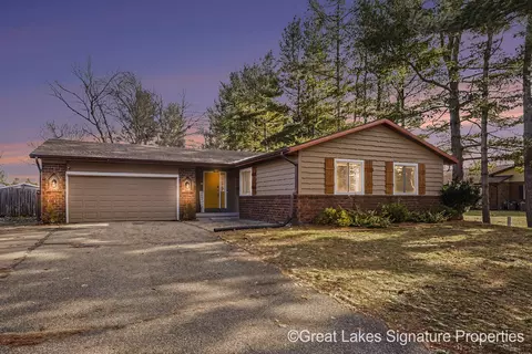 7528 Pinegrove Dr, Jenison, MI 49428