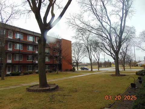 2915 W 13 Mile Rd #308, Royal Oak, MI 48073
