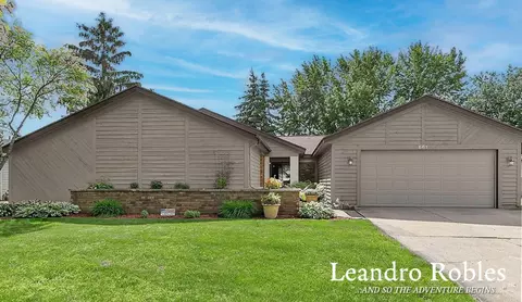 661 Twin Lakes Dr NE, Grand Rapids, MI 49525