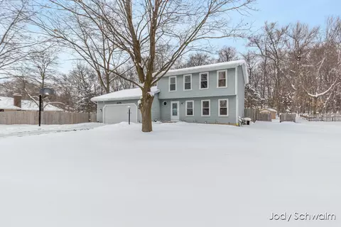 2275 Embro Dr SE, Grand Rapids, MI 49508