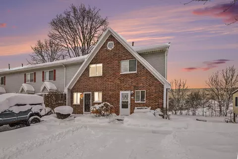 82 Carriage Ln SW, Grand Rapids, MI 49548