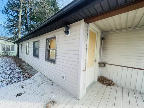 Exterior - 242 Kenneth St, Jackson, MI 49201 photo 4 of 6